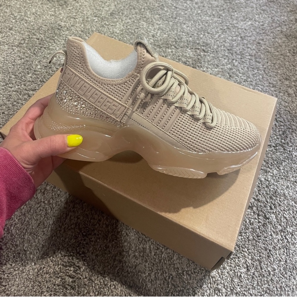 Steve Madden brand new never worn Maxima sneaker size 8